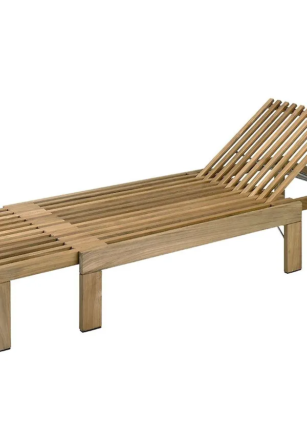 Stilriktig solsäng i teak från Skagerak.