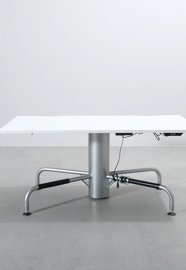 Vit Skandiform-skrivbord i fantastiskt fin modell.