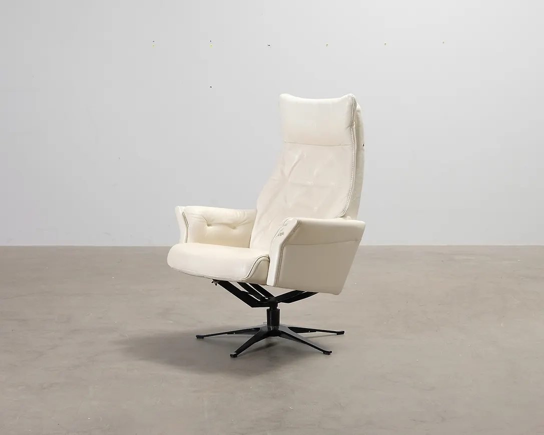 Moderiktig fåtölj i vit färg gjord i skinn.