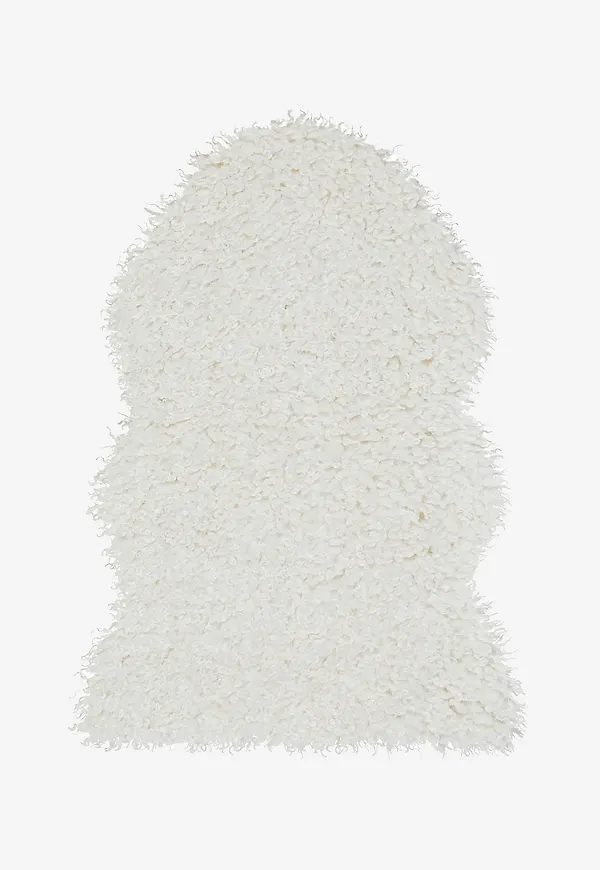 Exklusiv skinnwille matta i vit färg gjord i fårskinn.