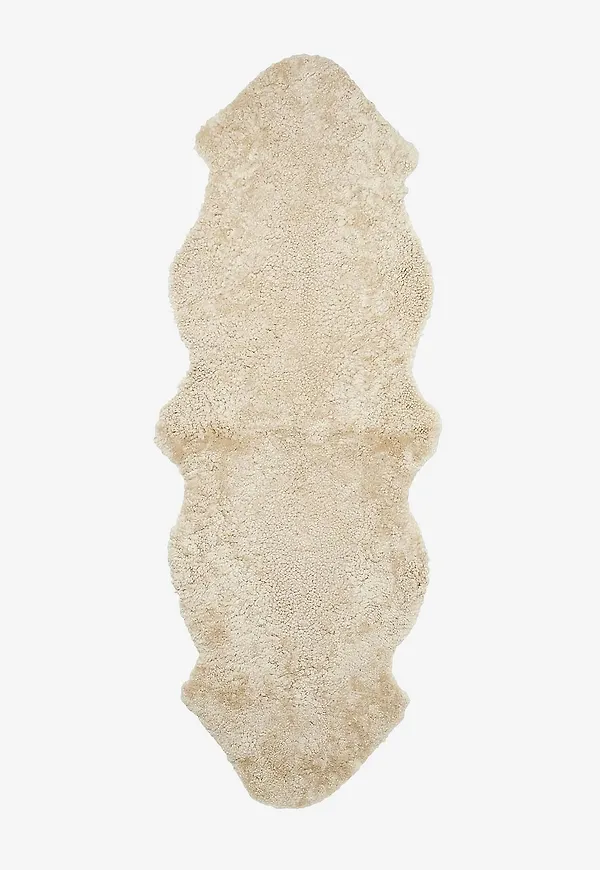Härlig brun matta i fårskinn från Skinnwille.