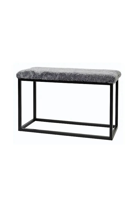 Söt bänk i fårskinn från Skinnwille.