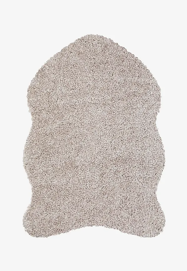 Otroligt fin skinnwille matta i beige färg gjord i fårskinn.