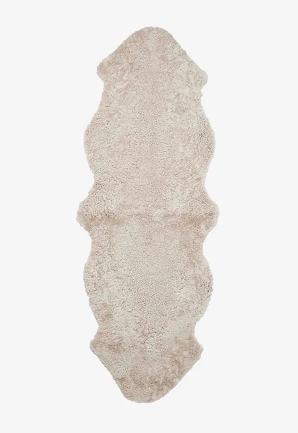 Vacker skinnmatta i beiget från Skinnwille.