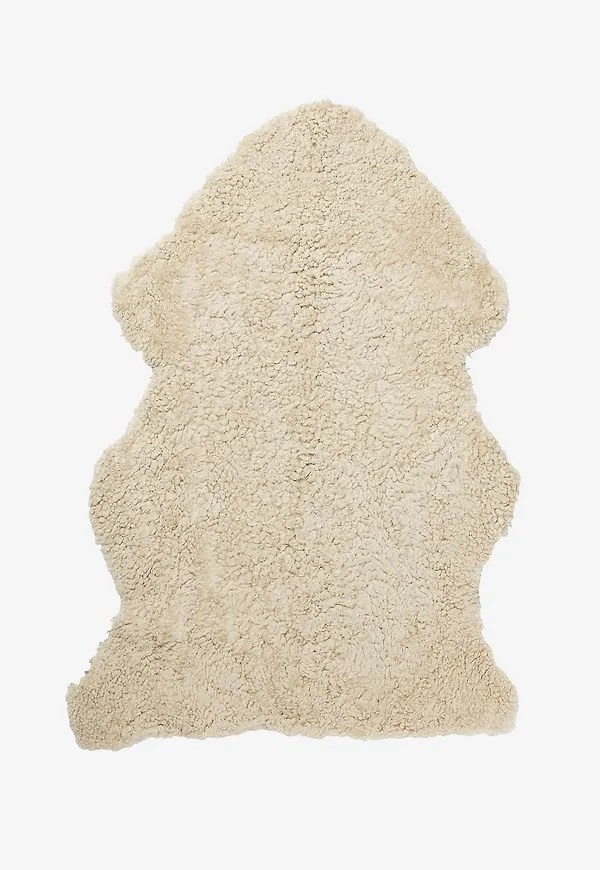 Vacker skinnwille matta i beige färg gjord i fårskinn.