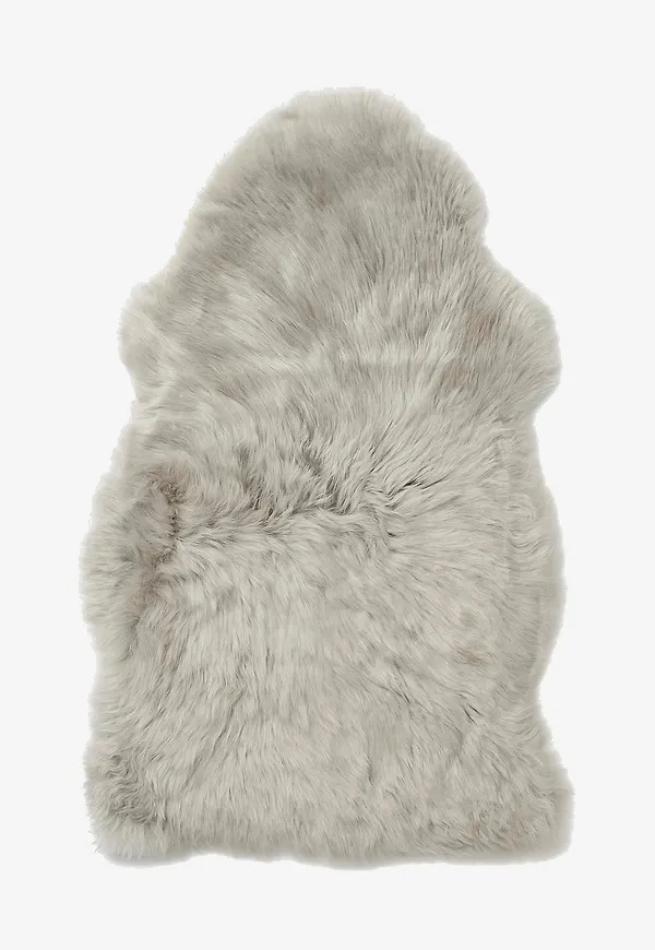Moderiktig fårskinnsmatta i grått från Skinnwille.