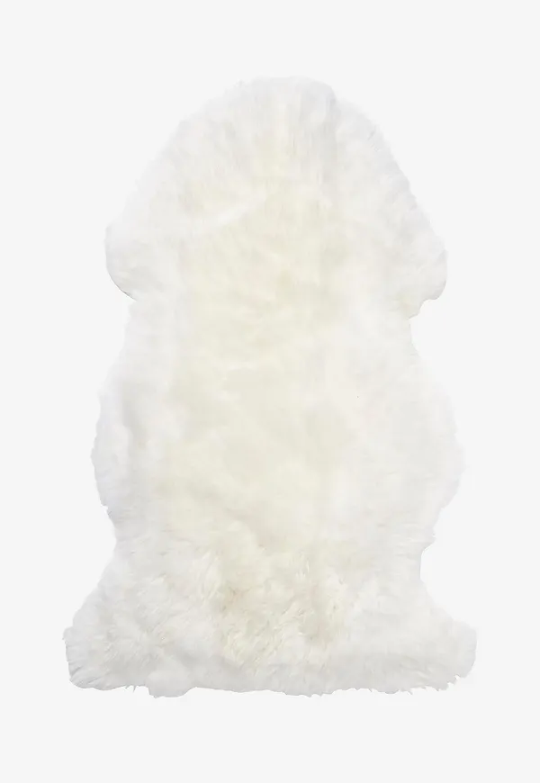 Stilren vit matta i fårskinn från Skinnwille.