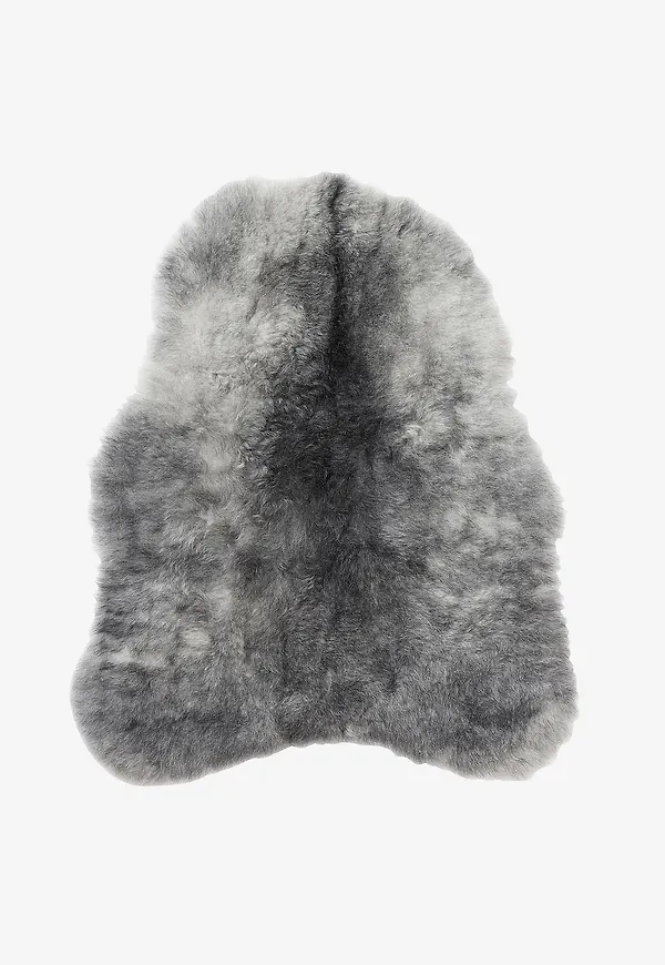 Otroligt fin grå matta i fårskinn från Skinnwille.