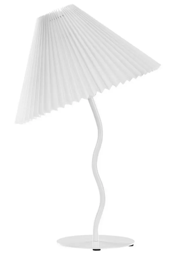Stilriktig sängbordslampa i vit färg gjord i järn.