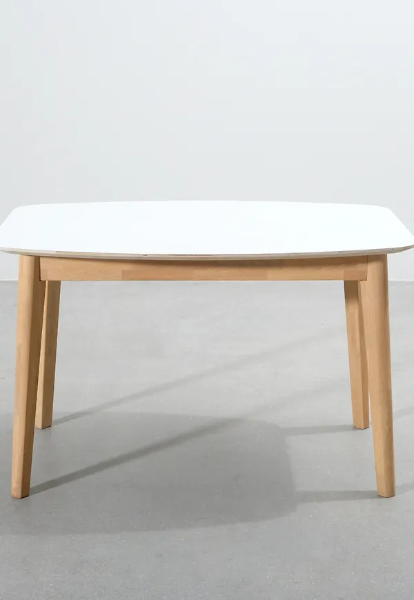 Skovby bord i ek som passar perfekt till sommaren 2025!