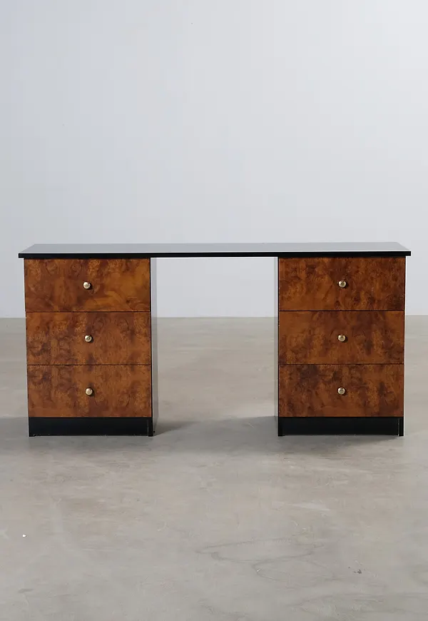 Ikonisk skrivbord 2025 från No brand.