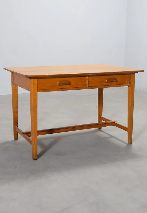 Brun No brand-skrivbord i stilren modell.