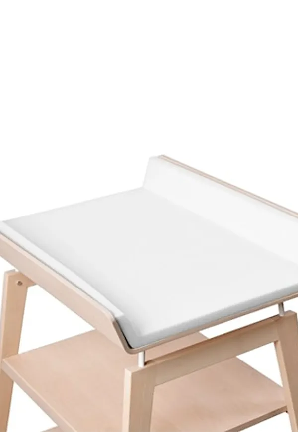 Smickrande barnmöbel i vitt från Leander.