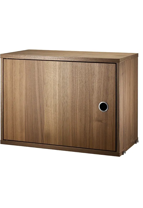 Moderiktig valnötsbord 2025 från String Furniture.