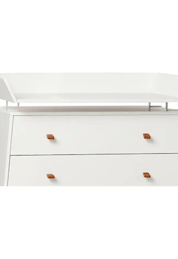 Moderiktig möbel i vitt från Leander.