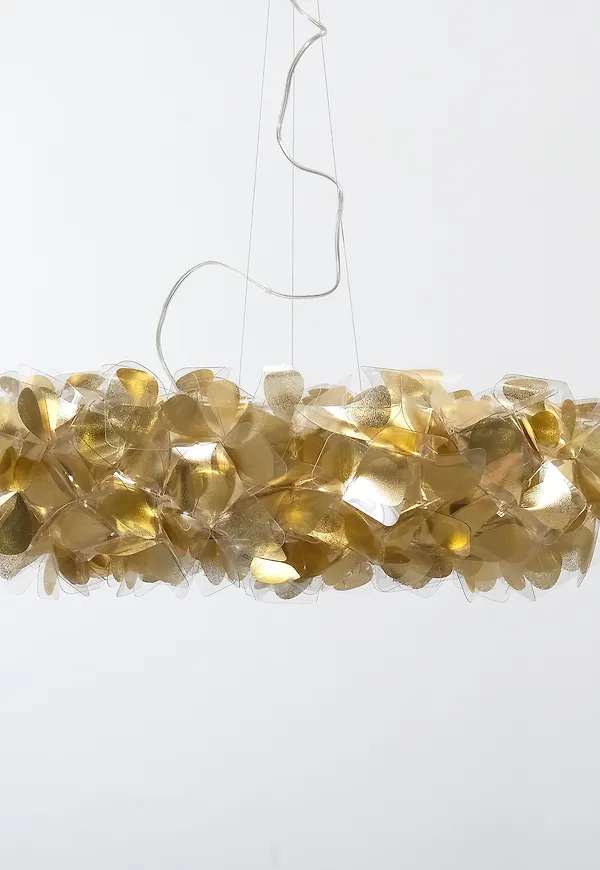 Klassisk taklampa i guld från Slamp.
