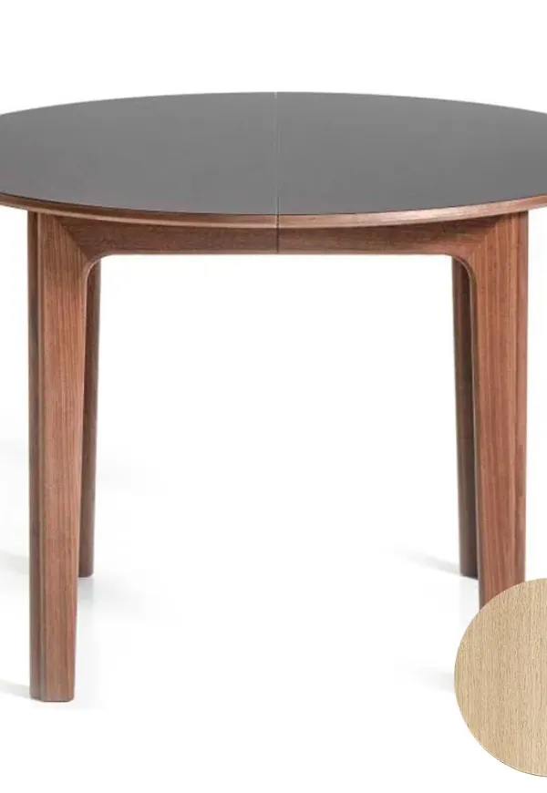 Trendig matbord i ek från Skovby.