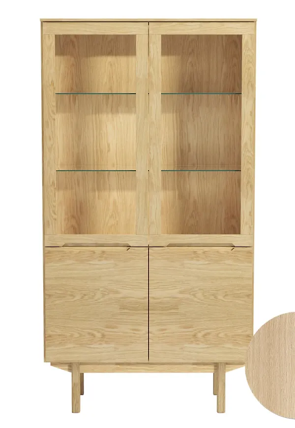 Mysig vitrinskåp i ek från Skovby.