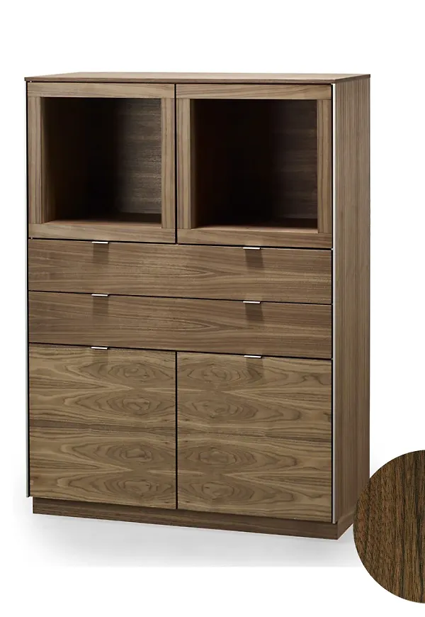 Smickrande vitrinskåp i valnöt från Skovby.