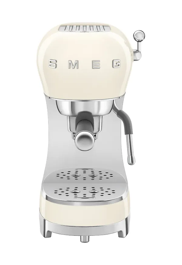 Vacker espressomaskin 2026 från Smeg.