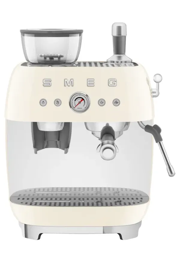 Stilriktig espressomaskin i beiget från Smeg.