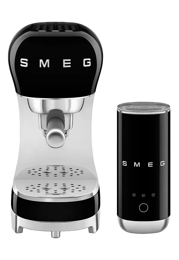 Komfortabel mjölkskummare i svart från Smeg.
