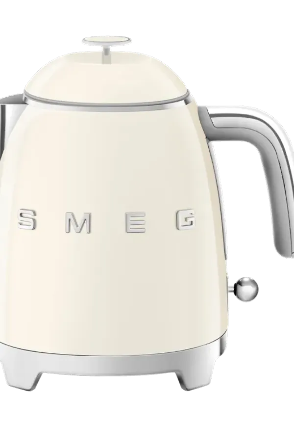 Beige Smeg-vattenkokare i modern modell.