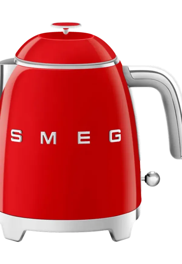 Röd Smeg-vattenkokare i klassisk modell.