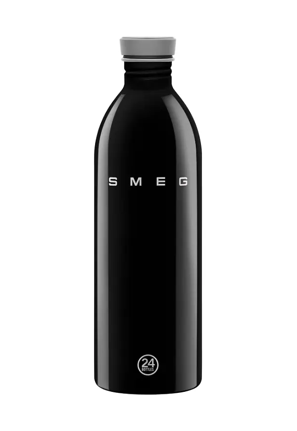 Svart Smeg-vattenflaska i jättesnygg modell.