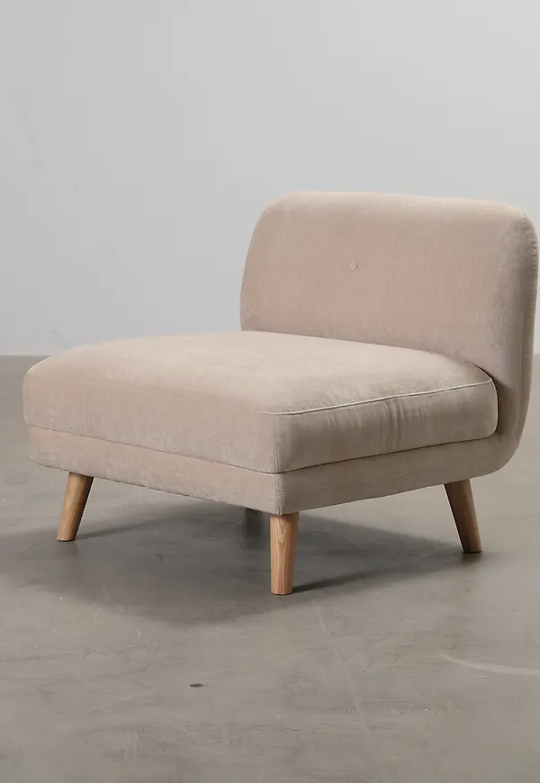 Mysig beige soffa i ek från Sofacompany.