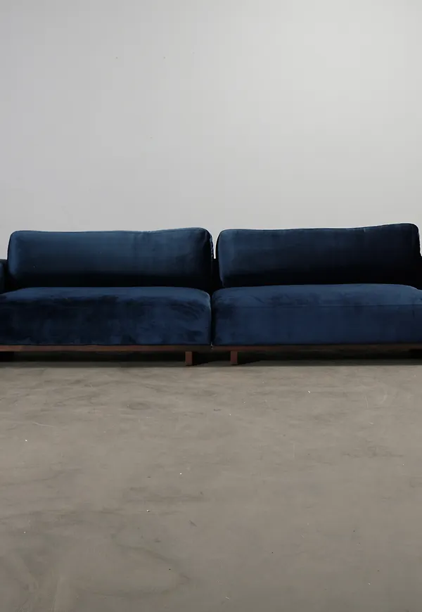 Ikonisk sofacompany soffa i blå färg gjord i ek.