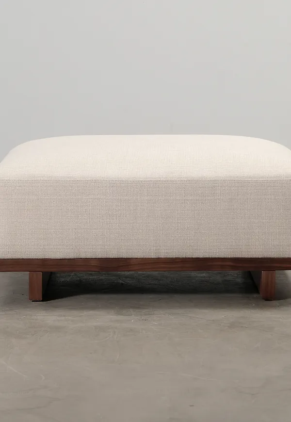 Härlig valnötsbord i beiget från Sofacompany.