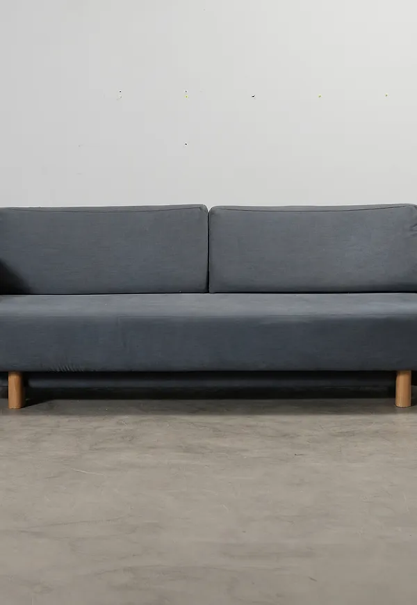 Blå Sofacompany-bäddsoffa i riktigt trendig modell.