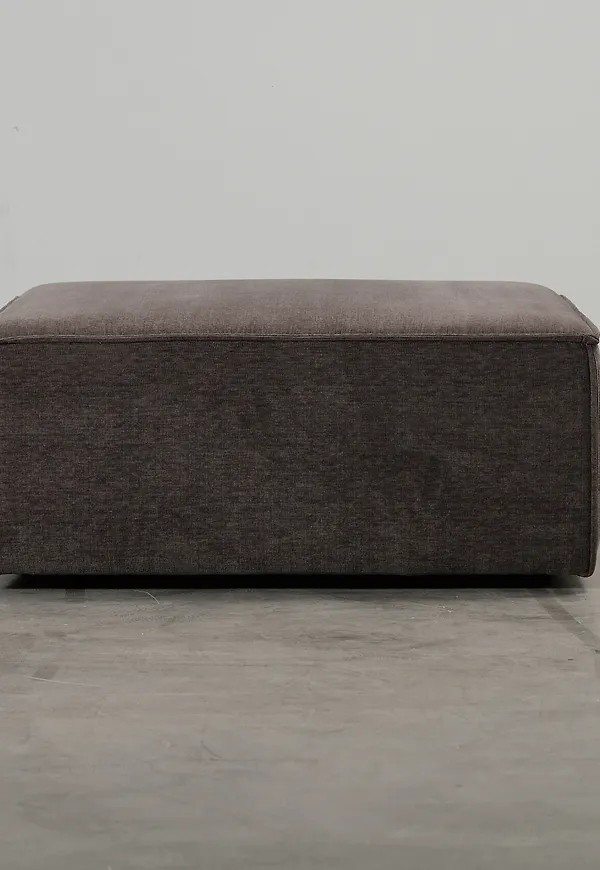 Stilriktig fotpall i brunt från Sofacompany.