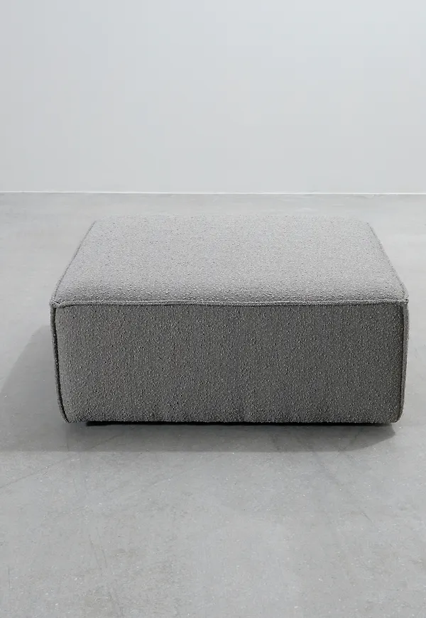 Ikonisk grå fotpall 2025 från Sofacompany.