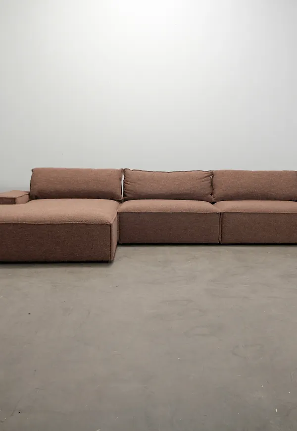 Moderiktig divansoffa i brunt från Sofacompany.