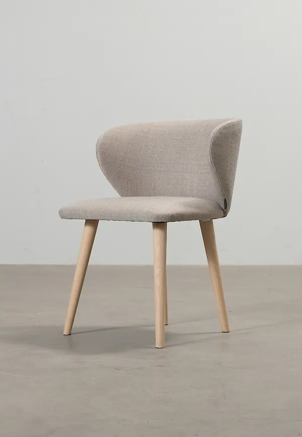 Härlig matbordsstol i ek från Sofacompany.