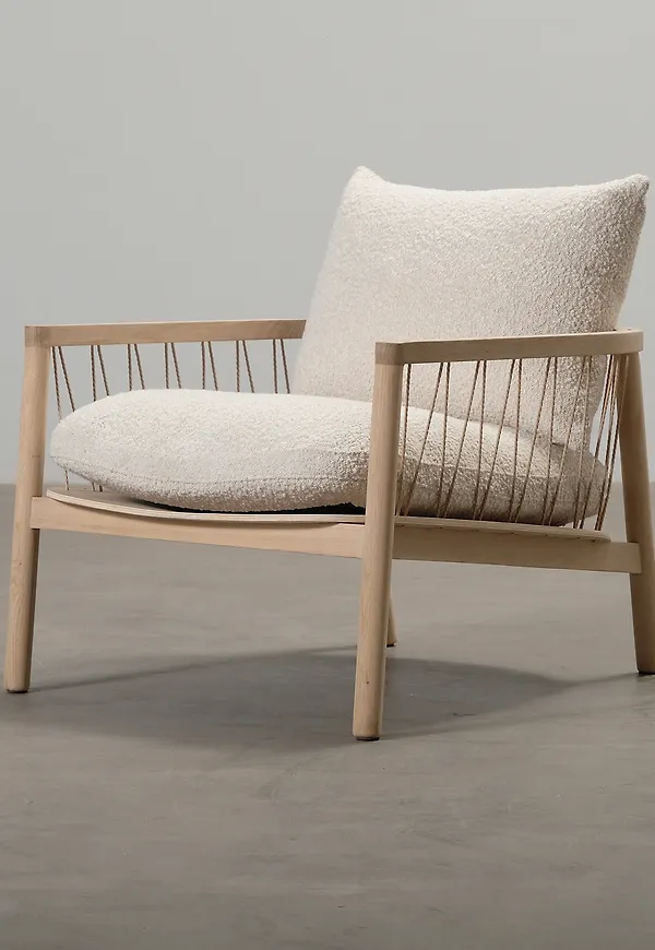 Stilren fåtölj i ek från Sofacompany.