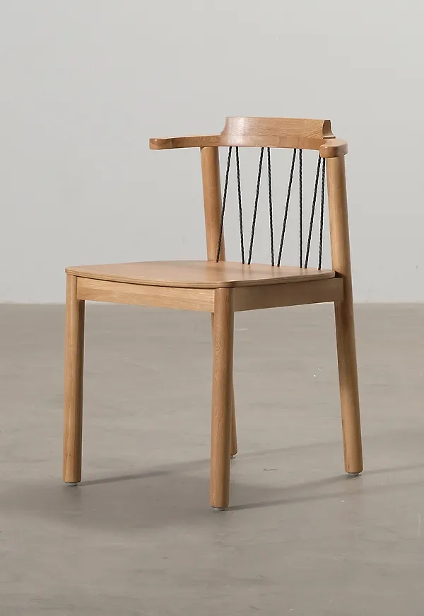 Härlig matstol i ek 2025 från Sofacompany.