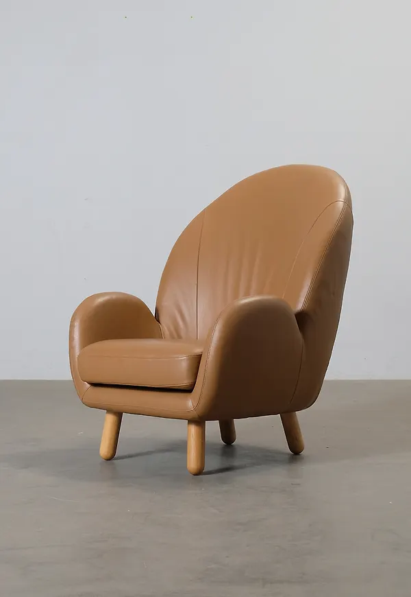 Svart Sofacompany-fåtölj i ek i vacker modell.