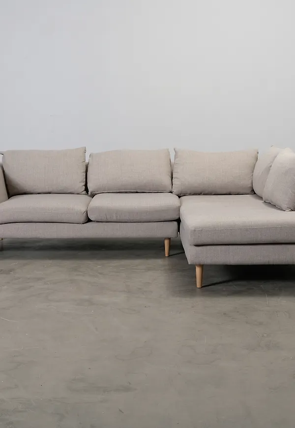 Stilriktig hörnsoffa i ek från Sofacompany.