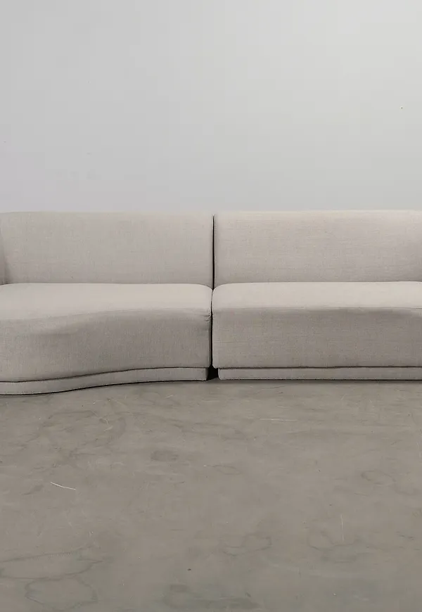 Vacker soffa i grått från Sofacompany.