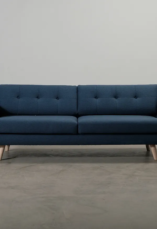 Blå Sofacompany-soffa i riktigt trendig modell.