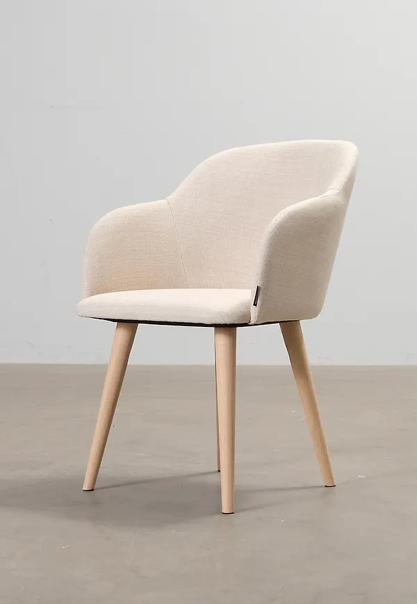 Beige Sofacompany-matstol i smickrande modell.