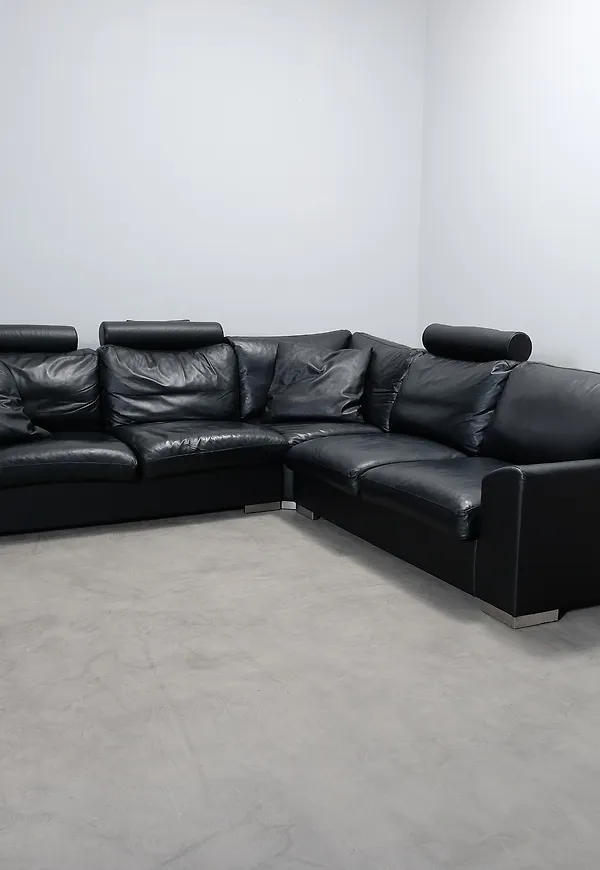 Svart No brand-hörnsoffa i superfin modell.