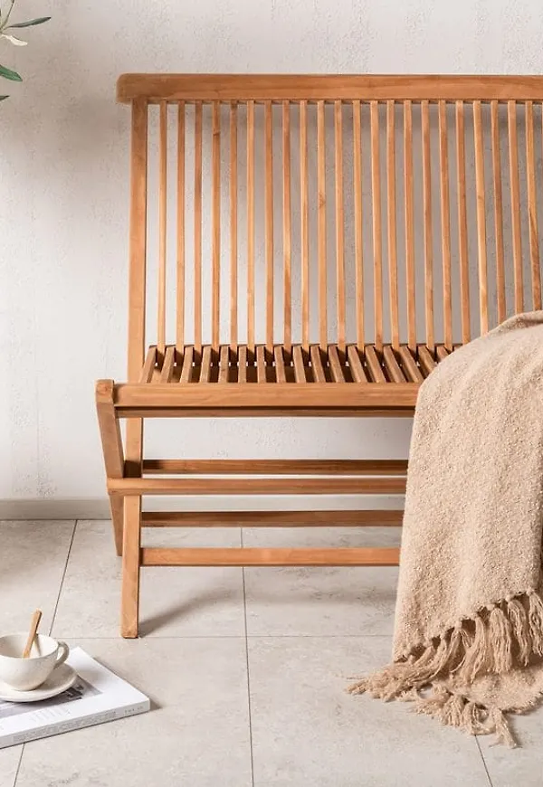 Modern bänk i beige färg gjord i teak.