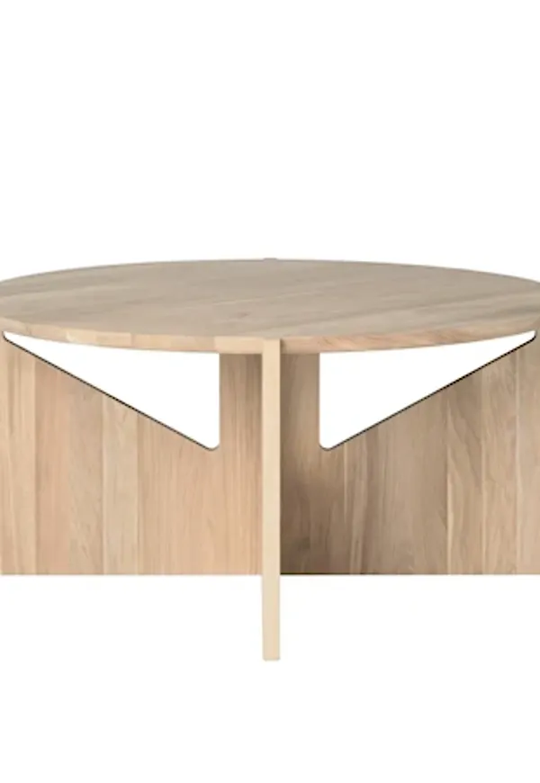 Mysig soffbord i ek i beiget från Kristina Dam Studio.