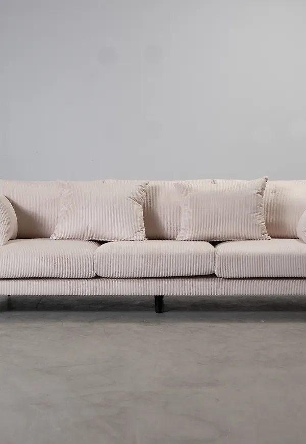 Supersnygg beige möbel 2026 från Venture Home.