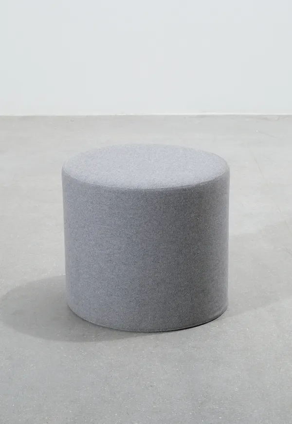 Grå Softline-fotpall i snygg modell.