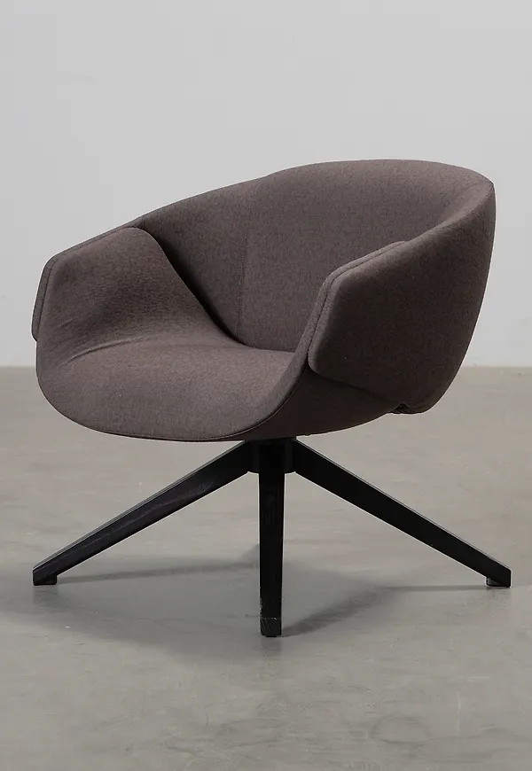 Trendig stol i brunt från SP01.